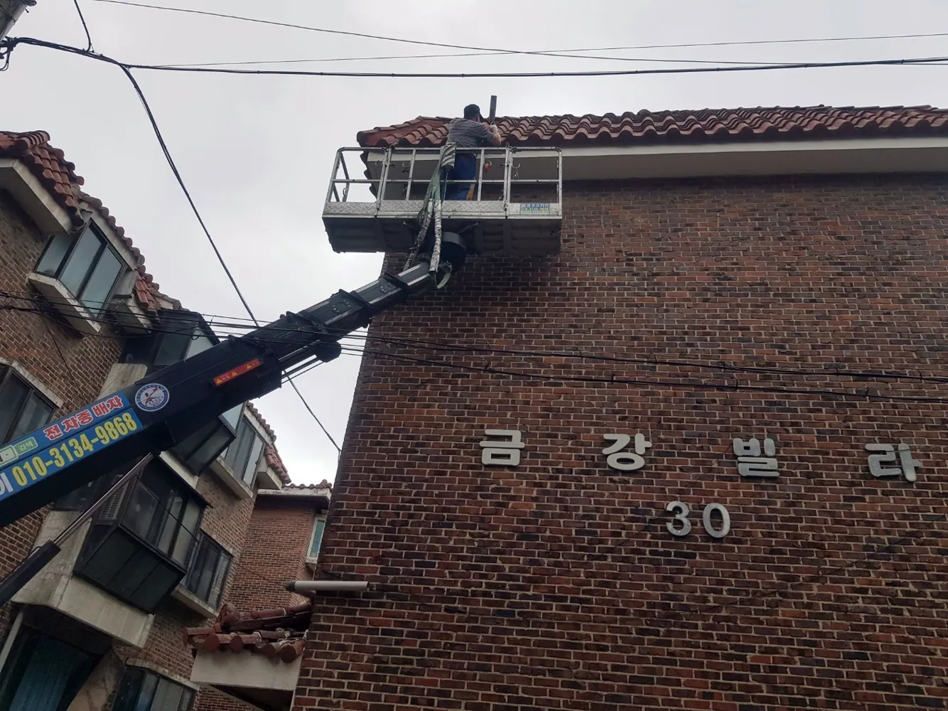 영구스카이 실제 현장사진 - 좁은 공간 고소작업